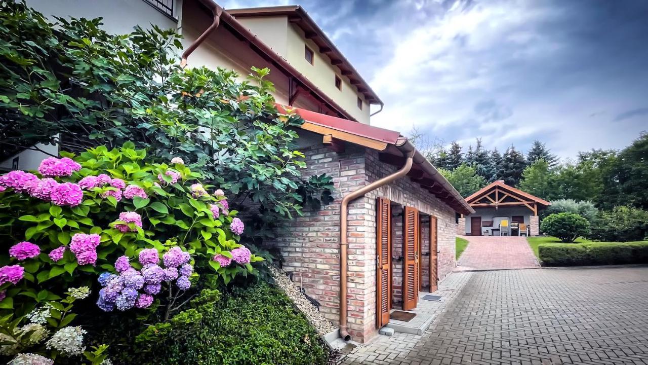 Ozkut Apartmanhaz Olmod Buitenkant foto