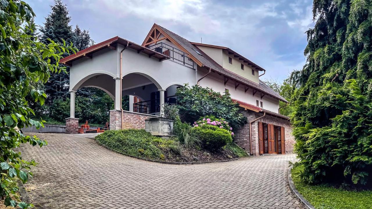 Ozkut Apartmanhaz Olmod Buitenkant foto