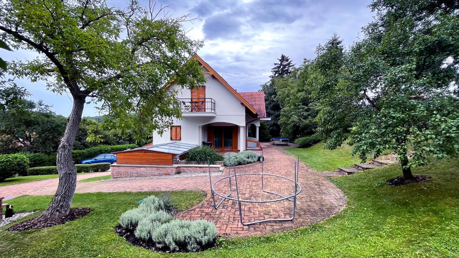 Ozkut Apartmanhaz Olmod Buitenkant foto