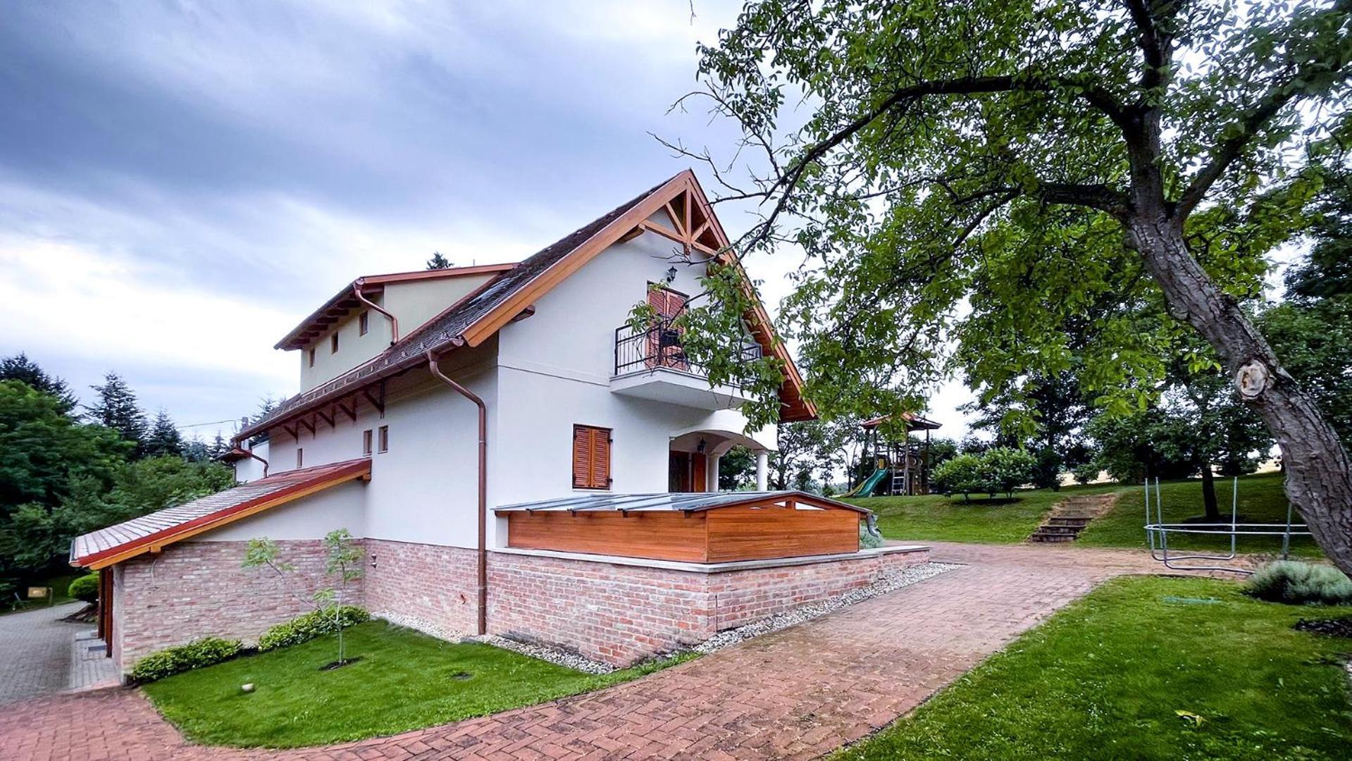 Ozkut Apartmanhaz Olmod Buitenkant foto