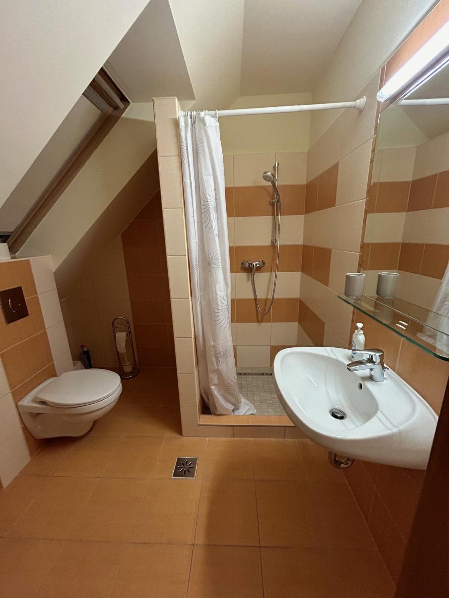 Ozkut Apartmanhaz Olmod Buitenkant foto